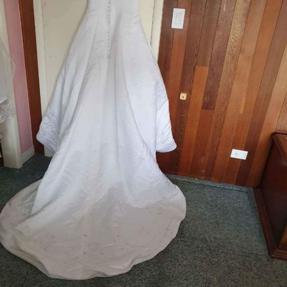 Size 10 wedding dress with matching shawl Ginza Collection - Picture 8 of 9